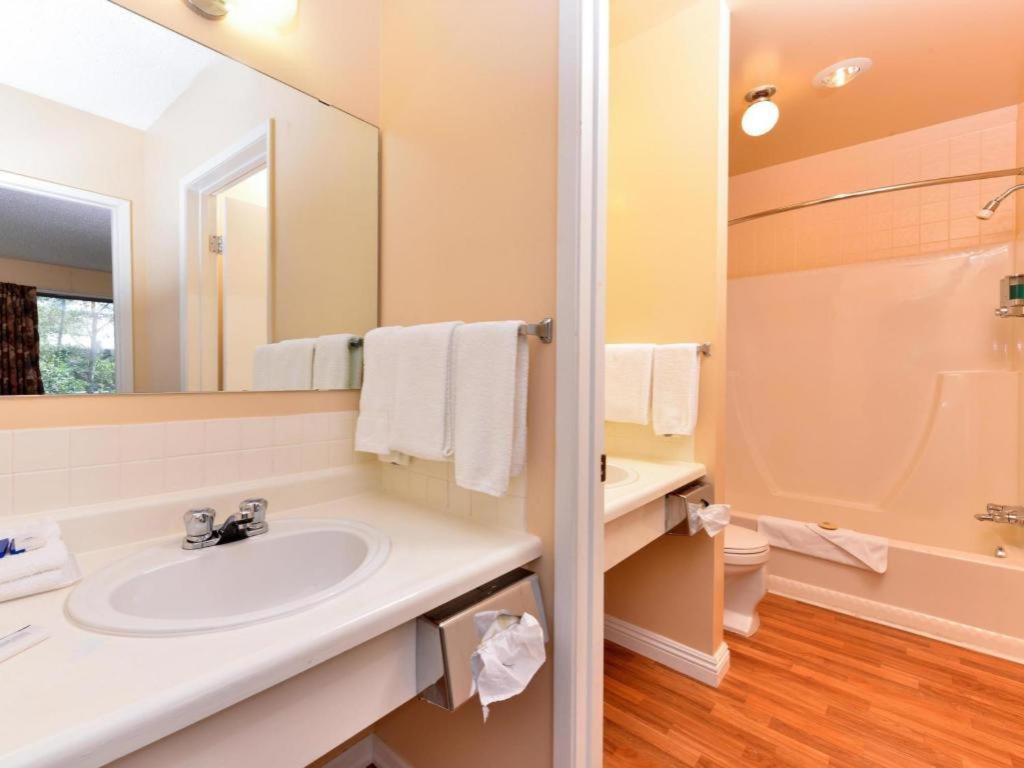 Canadas Best Value Inn Whitecourt Exteriér fotografie