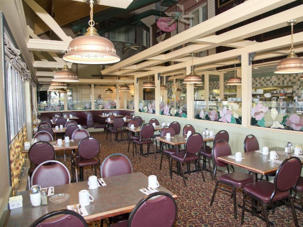 Canadas Best Value Inn Whitecourt Exteriér fotografie